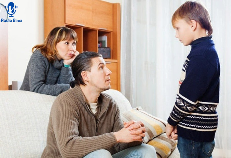 والدین موفق با فرزند خود صحبت می‌کنند و به او گوش می‌دهند